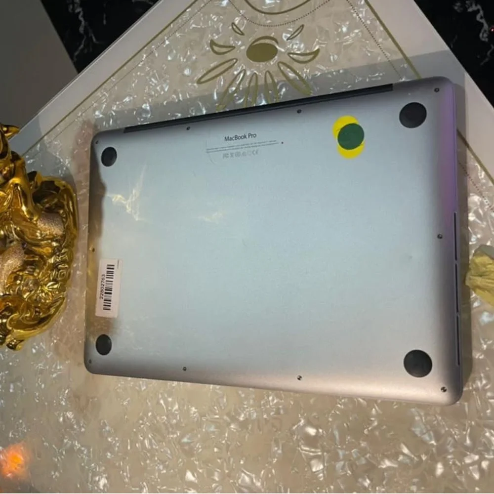 MacBook - Picture 3 of 3